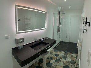 Bathroom - Hôtel Restaurant O'Banel (Gallargues-le-Montueux)