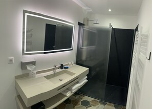 Chambre Double Confort Plus | Salle de bain | Séchoir à cheveux, serviettes fournies
