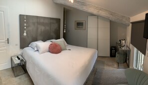 Dobbeltrom – deluxe | Safe på rommet, individuelt dekorert, individuelt innredet og skrivebord