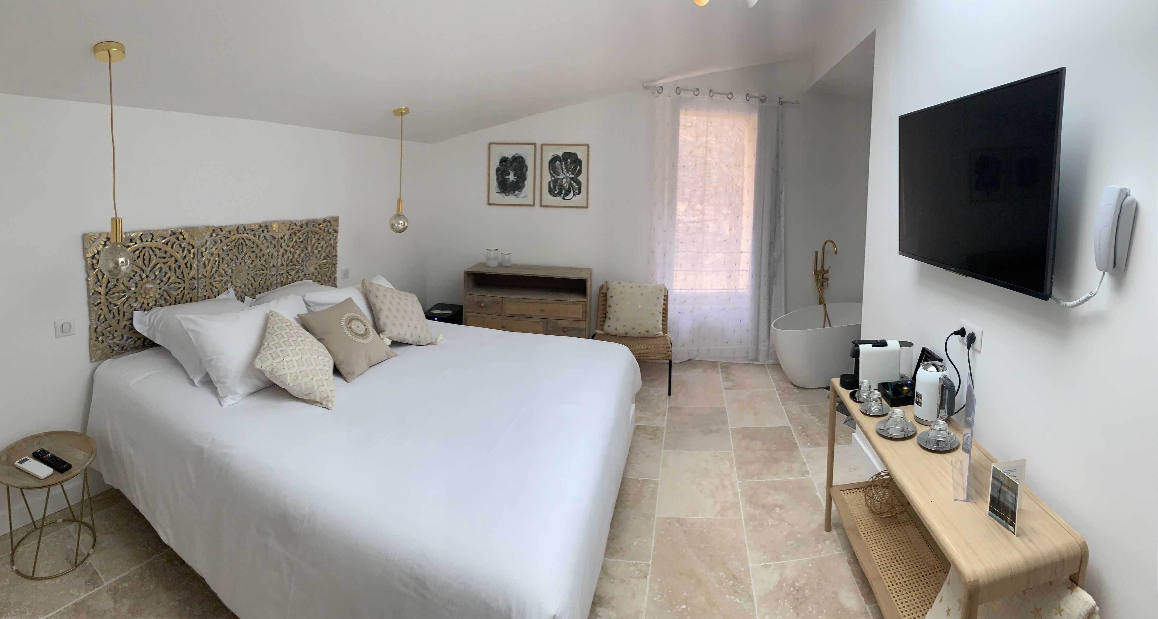 خزنة داخل الغرفة وبديكورات فريدة لكل غرفة وطراز فريد لكل وحدة ومكتب