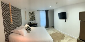 高級雙人房 | 客房內保險箱、獨特裝潢、布置獨特、書桌