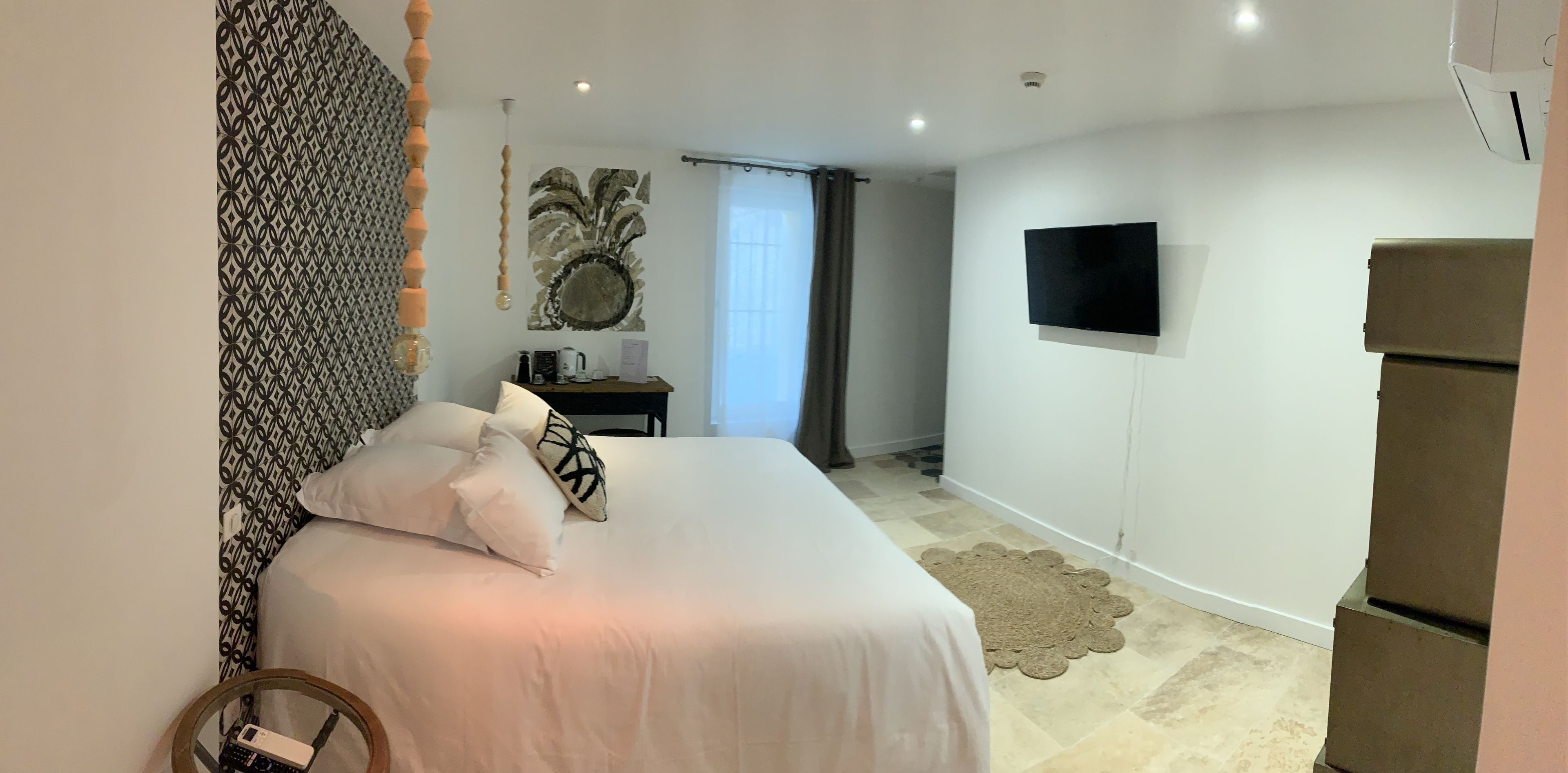 高级双人房 | 客房内保险箱、特色装修、特色家居、办公桌