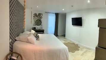 Comfort Double Room | In-room safe, individually decorated, individually furnished, desk