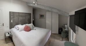 Standard Double Room | In-room safe, individually decorated, individually furnished, desk