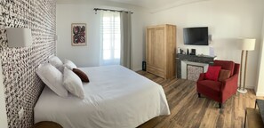 Dobbeltrom – deluxe | Safe på rommet, individuelt dekorert, individuelt innredet og skrivebord