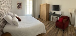 In-room safe, individually decorated, individually furnished, desk - Hôtel Restaurant O'Banel (Gallargues-le-Montueux)