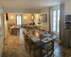 Lunch and dinner served - Hôtel Restaurant O'Banel (Gallargues-le-Montueux)