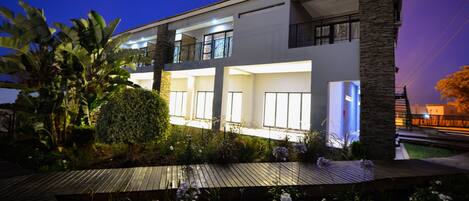 Overnatningsstedets facade – aften/nat