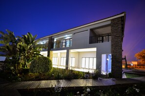Front of property - evening/night - Serurubele Boutique Hotel (Bushbuckridge)