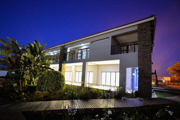 Front of property – evening/night - Serurubele Boutique Hotel (Bushbuckridge)