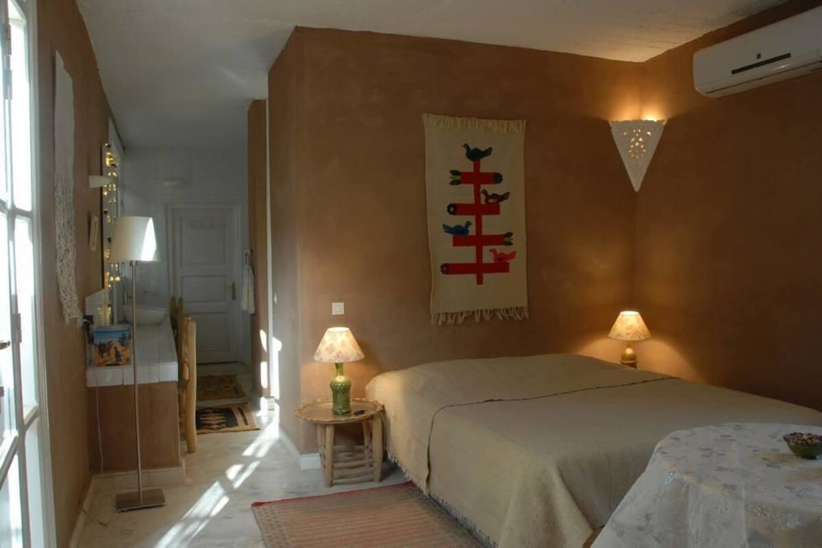 Premium bedding, WiFi (free), bed sheets