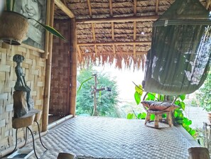 Bangalô romântico, sacada, vista para o rio | Individualmente decorados, individualmente mobiliados