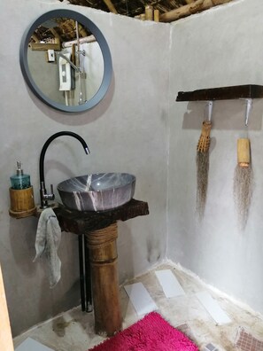 Douche, douche à « effet pluie », serviettes fournies