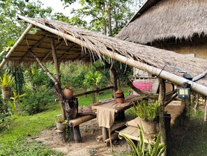 Bungalow truyền thống, 1 giường cỡ king, tủ lạnh & lò vi sóng, quang cảnh sông | Hiên