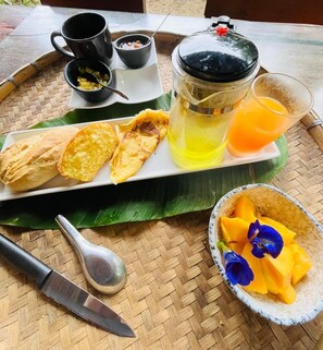 Phục vụ bữa sáng, bữa trưa, bữa tối, đặc sản địa phương 