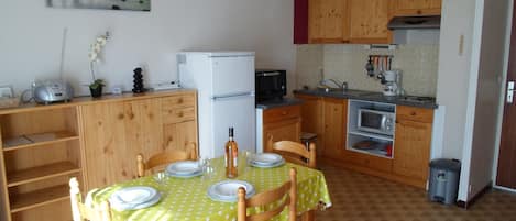 Jääkaappi, mikroaaltouuni, uuni, kahvin-/teenkeitin