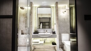 Shower, rainfall showerhead, free toiletries, hair dryer