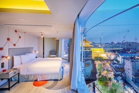 Minibar, escritorio y espacio para trabajar con laptop