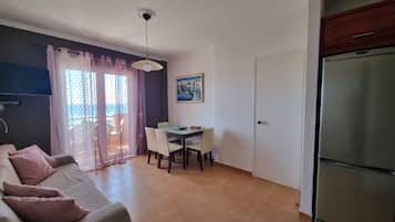 Apartamento superluxo, 2 quartos | Área de estar | TV de tela plana