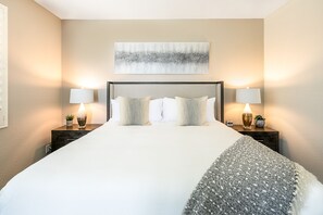 6 soverom, skrivebord, strykejern/-brett og reiseseng for barn