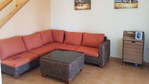 Villa, 3 Bedrooms | Ruang tamu | TV skrin rata 