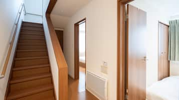 Leilighet – comfort, 2 soverom (A) | Individuelt dekorert, individuelt innredet og skrivebord