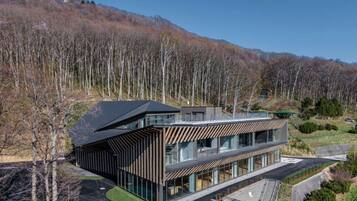 2 間睡房、獨特設計、獨特裝修、書桌