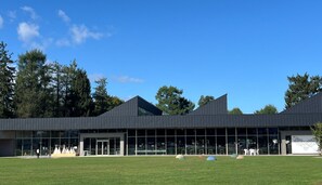 Individually decorated, individually furnished, desk, laptop workspace - The Peak Villa Suite Hokkaido (Higashikawa)