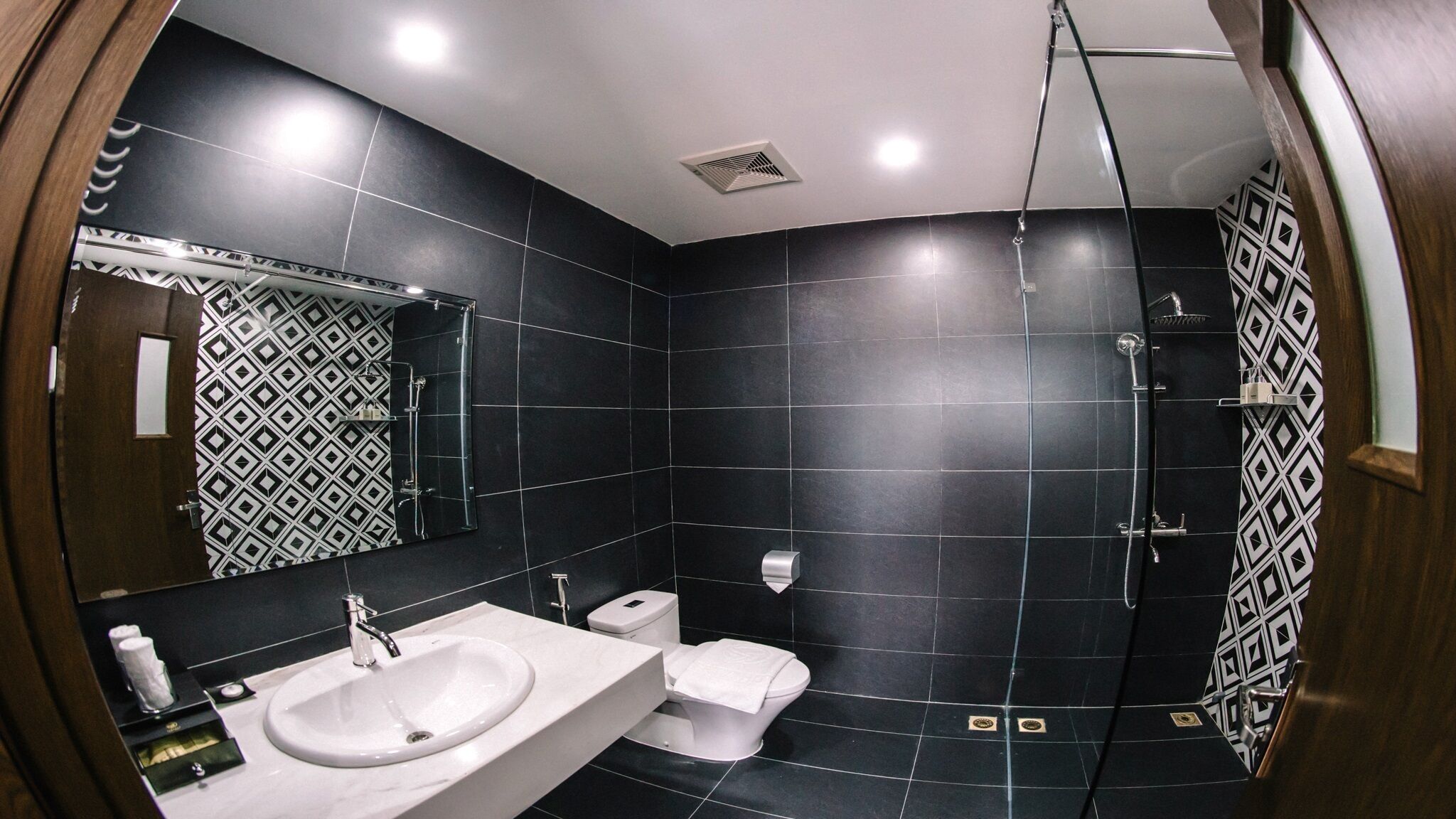 Shower, rainfall showerhead, free toiletries, hair dryer