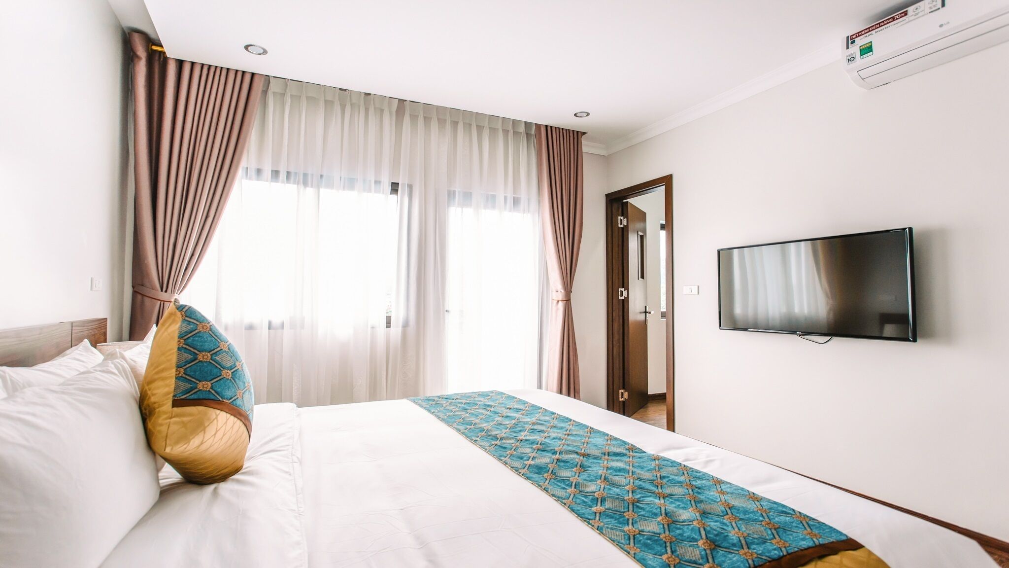 Family Suite | Select Comfort beds, minibar, desk, laptop workspace