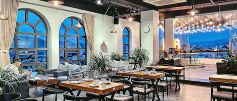 2 restaurants, serveren ontbijt, lokale en internationale gerechten