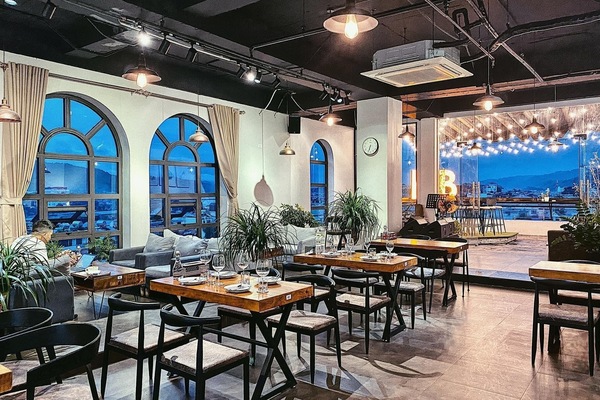 2 restaurants; breakfast, lunch, and dinner served