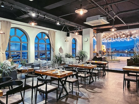 2 restaurantes; se sirven desayunos y cocina local e internacional . Liberty Hotel - Events