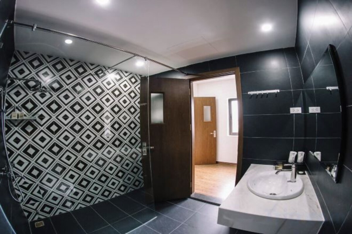 Shower, rainfall showerhead, free toiletries, hair dryer