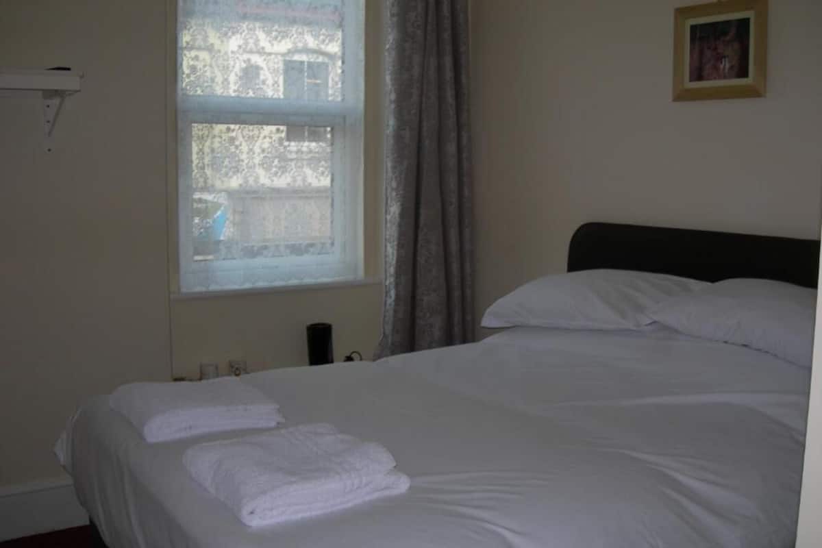 Habitación doble | 1 dormitorio, wifi gratis, ropa de cama