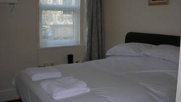 Small Double Room | Free WiFi, bed sheets