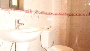 Deluxe Apartment, 3 Bedrooms | Bathroom | Shower, rainfall showerhead, towels, toilet paper
