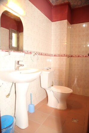 Deluxe Apartment, 3 Bedrooms | Bathroom | Shower, rainfall showerhead, towels, toilet paper - Le belvédère (Yaoundé)