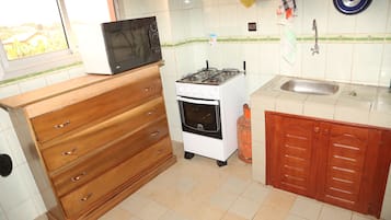 Refrigerador con freezer, microondas, placa de cocina