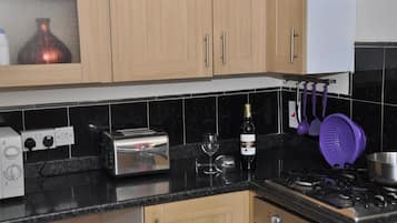 Comfort huis, 4 slaapkamers | Privékeuken | Een koelkast, een magnetron, een oven, een kookplaat