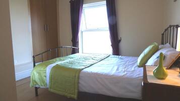 Comfort House, 4 Bedrooms | Individually decorated, individually furnished, iron/ironing board