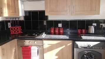 Comfort House, 4 Bedrooms | Private kitchen | Fridge, microwave, oven, stovetop