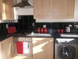 Comfort House, 4 Bedrooms | Private kitchen | Fridge, microwave, oven, stovetop