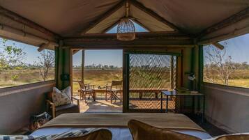 Tienda de campaña | Ropa de cama de alta calidad y caja de seguridad en la habitación