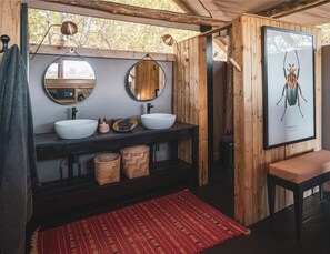 Tent | Bathroom | Shower, rainfall showerhead, free toiletries, bathrobes - Little Sable (Khwai)