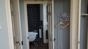 Double Room | WiFi (free), bed sheets - BURNEWHALL HOUSE (Penzance)