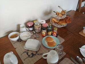 Breakfast buffet - BURNEWHALL HOUSE (Penzance)