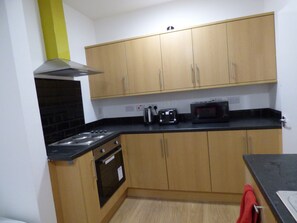 舒适独立别墅, 4 间卧室 | 共用厨房 | 冰箱、微波炉、烤箱、炉灶