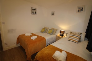 5 bedrooms, individually decorated, individually furnished, desk - PearTree House (Derby)