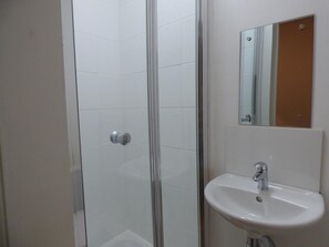 Combined shower/tub, free toiletries, towels, toilet paper - PearTree House (Derby)